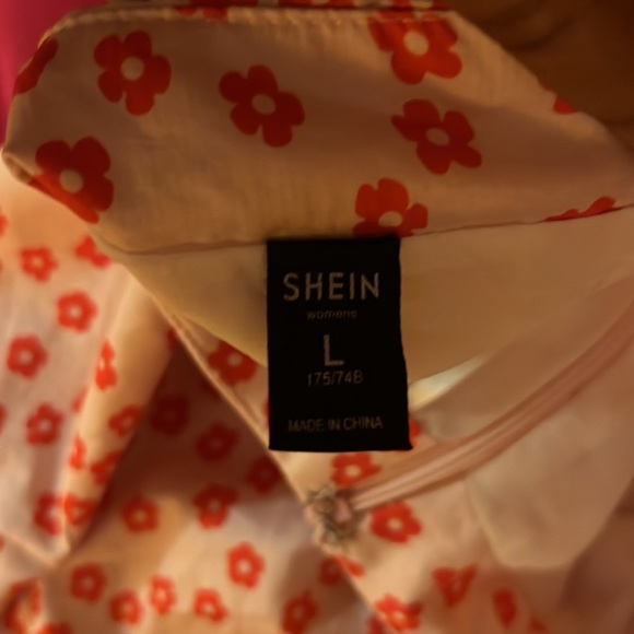 This is a shein flower skirt. Short. Looks very cute with a white top or red top - Picture 3 of 3